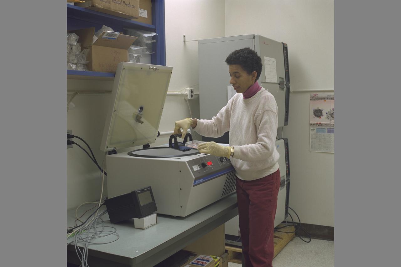 SAC AND INCUBATOR WITH MELISSA KIRVEN-BROOKS.  Space Station Biological Research Project