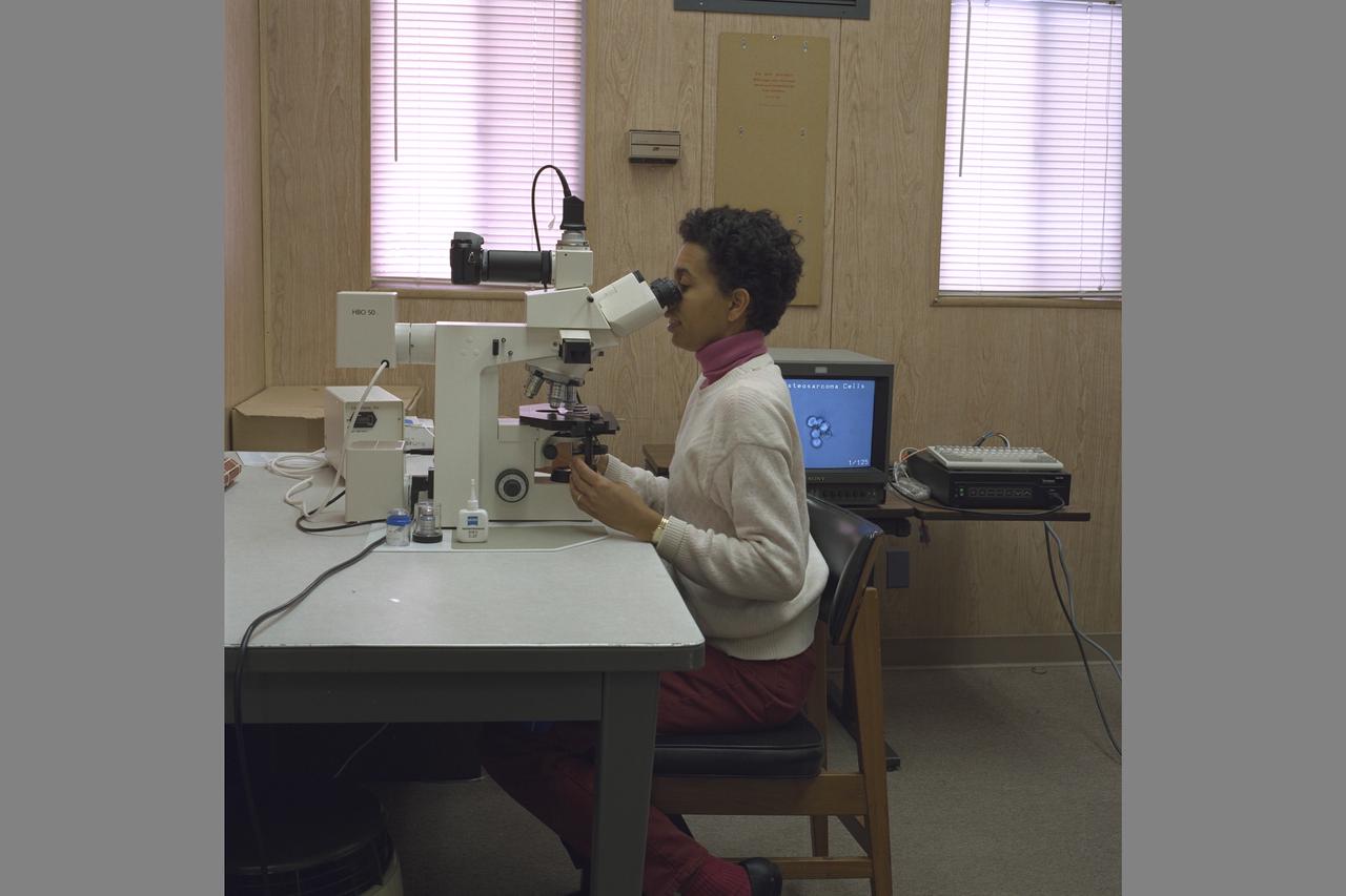 ZEISS COMPOUND MICROSCOPE WITH MONITOR & MELISSA KIRVEN-BROOKS.  Space Station Biological Research Project. (SSBRP)