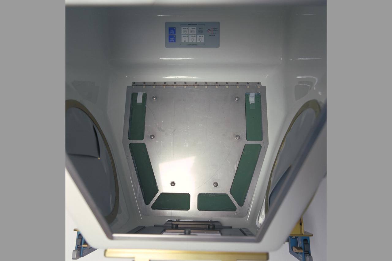 SIGB (Standard Interface Glove Box) & MRS (Middeck Rack Structure).