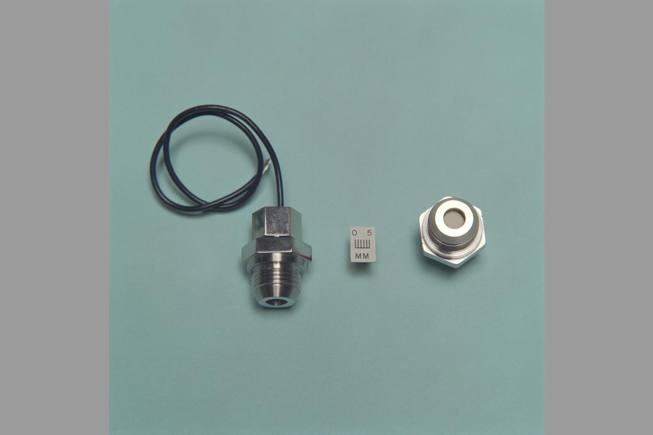 Miniature Oxygen Sensing Device.  (sensor & sensors with drawings)