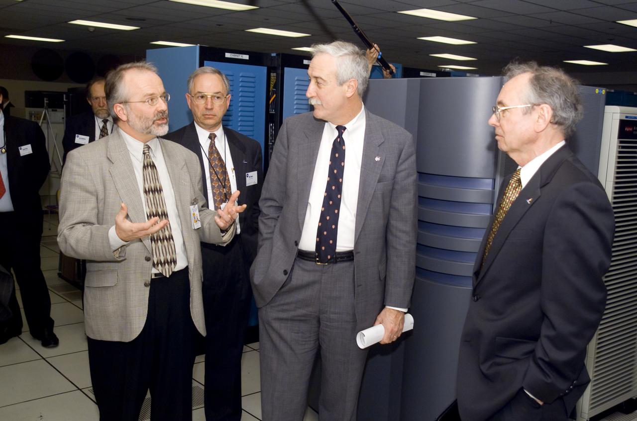 NASA Administrator Sean O'Keefe comes to Ames for employee briefing and tour.  Bill Feiereisen briefs O'Keefe at the NAS lab.  (with Bill Berry and Harry McDonald