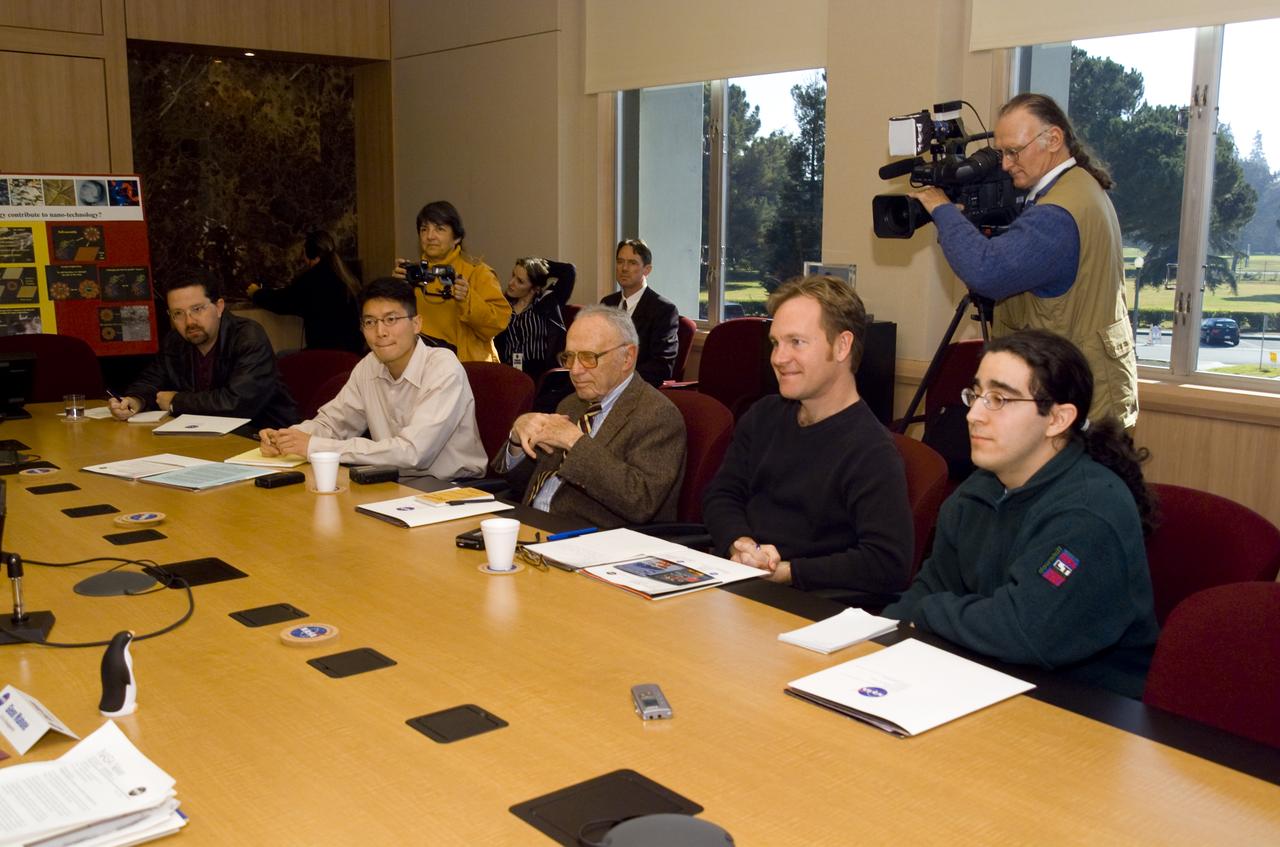 NASAAdministrator Sean O'Keefe comes to Ames for employee briefing and tour.  N-200 Boyd committee room, Directors briefing