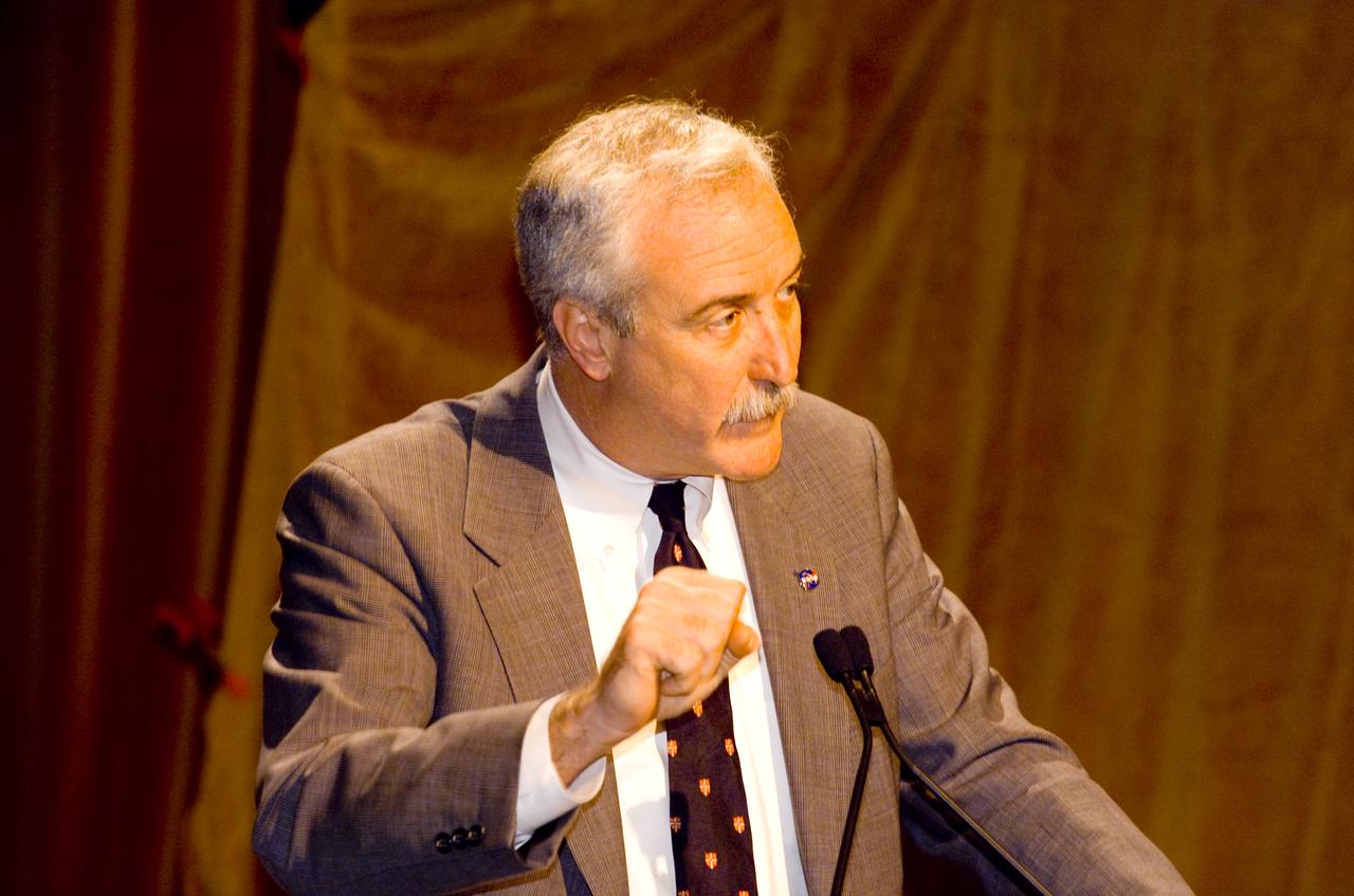 NASA Administrator Sean O'Keefe comes to Ames for employee briefing and tour.  N-201 assembly