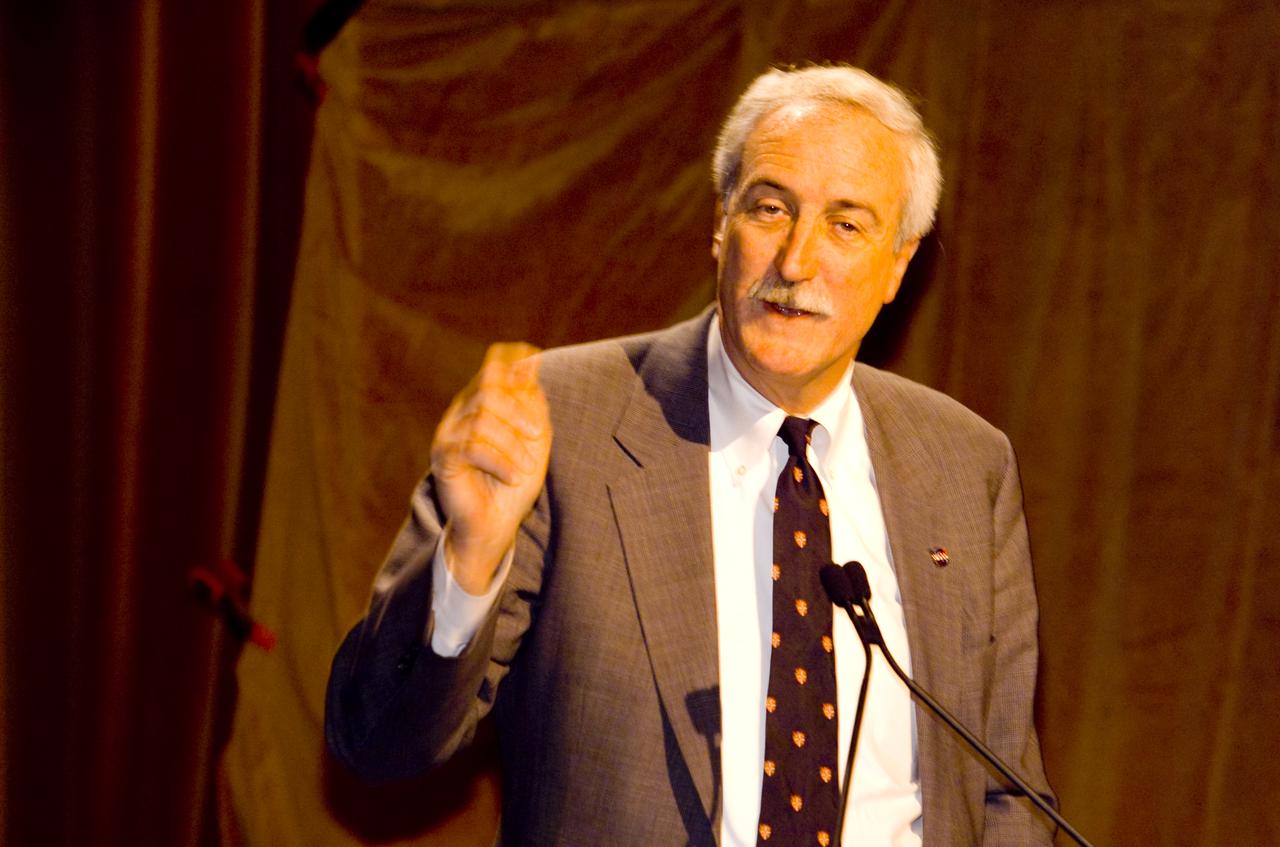 NASA Administrator Sean O'Keefe comes to Ames for employee briefing and tour.  N-201 assembly