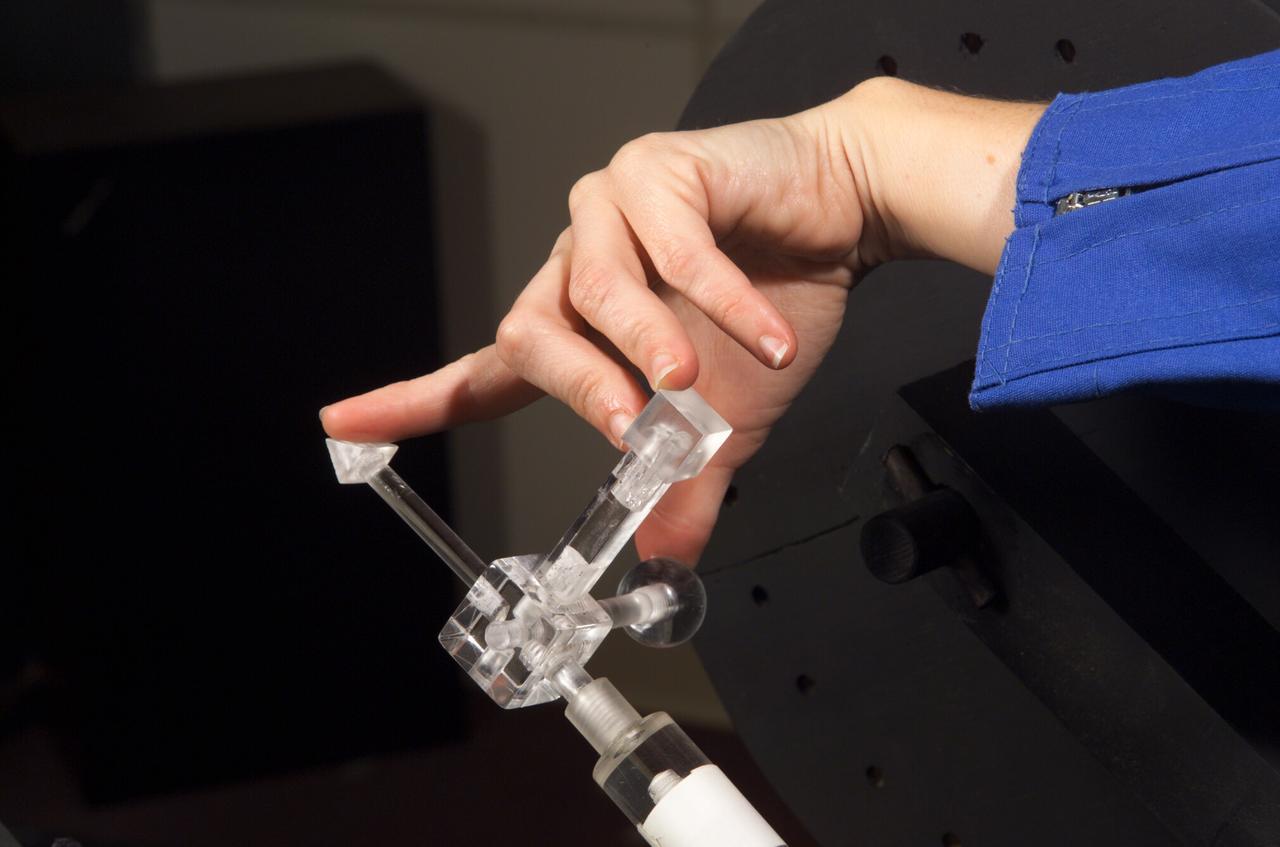 HAPTIC Cueing Research Study (p.i.: Steve Ellis) Virtual environments: HAPTIC cue stick