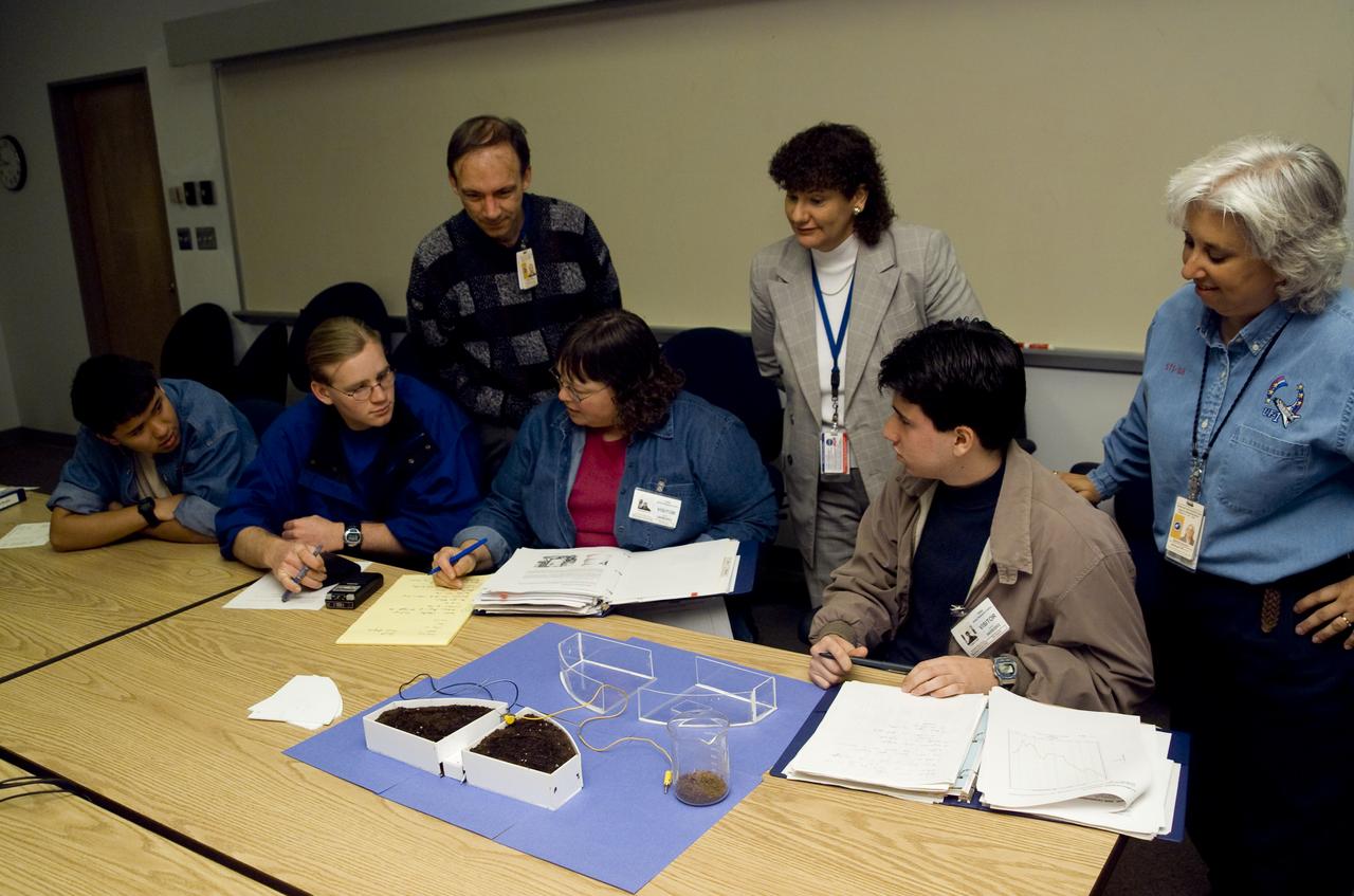 GATEWAY WORMS! Woodside High School AP Chemistry Class Students and Ames Consultants Dr Beverly Cirten, Mike Eodice, Barbara Navarro (Worms in space)
