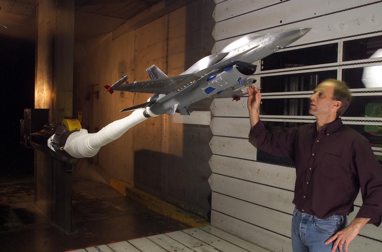 F-16 POD test with IR Sensor; 11ft w.t. test-11-0113) with Doug Atler