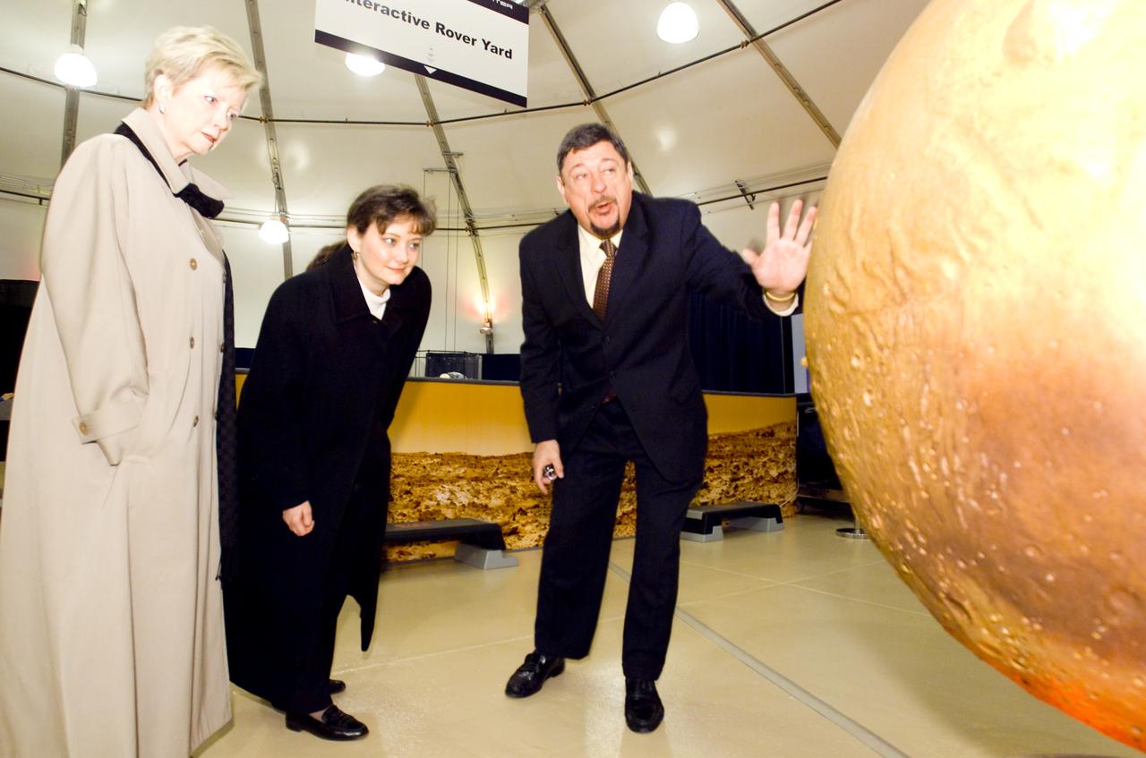HOUSE APPROPRIATIONS COMMITTEE STAFFER MICHELLE BURKETT & MARY D KERWIN, DEPUTY AA FOR LEGISLATIVE AFFAIRS AT NASA HQ: ON TOUR W/ MEYYA MEYYAPPAN, FFC W/ K CHRISTENSEN, ATC LAB W/H ERZBERGER