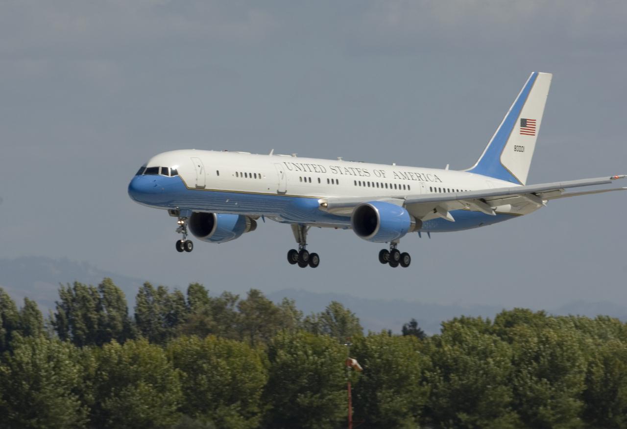 Vice President Dick Cheney lands at MFA for Bay Area Visit : Air Force Two lands and taxi at Moffett Field