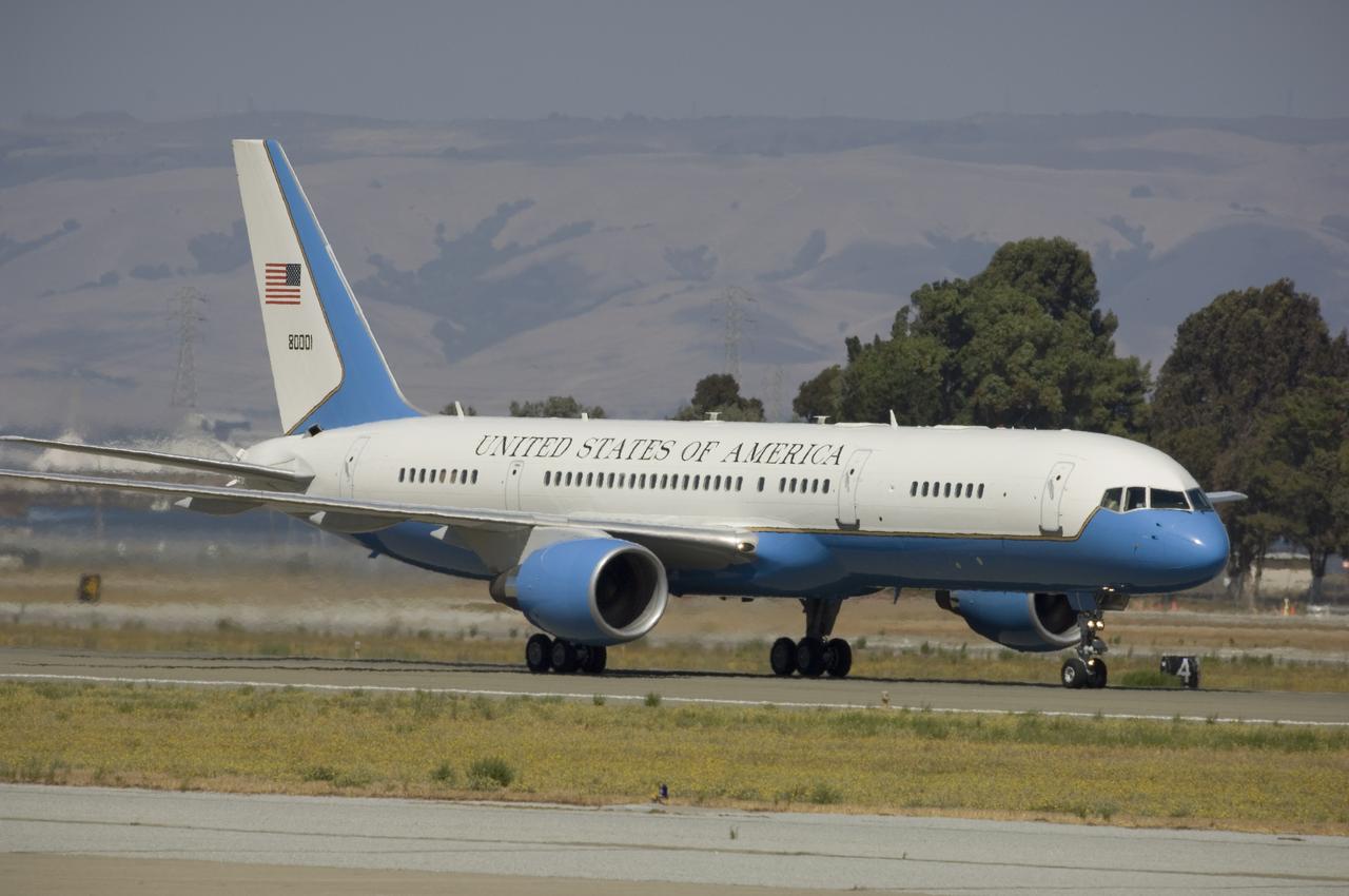 Vice President Dick Cheney lands at MFA for Bay Area Visit : Air Force Two lands and taxi at Moffett Field