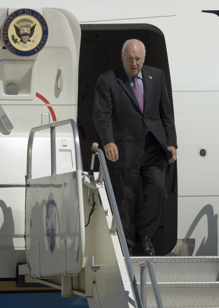 Vice President Dick Cheney lands at MFA for Bay Area Visit
