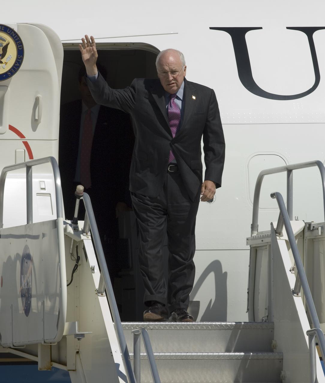 Vice President Dick Cheney lands at MFA for Bay Area Visit