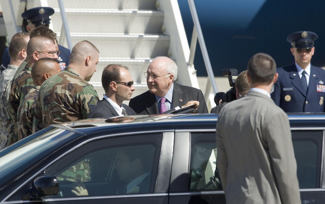 Vice President Dick Cheney lands at MFA for Bay Area Visit