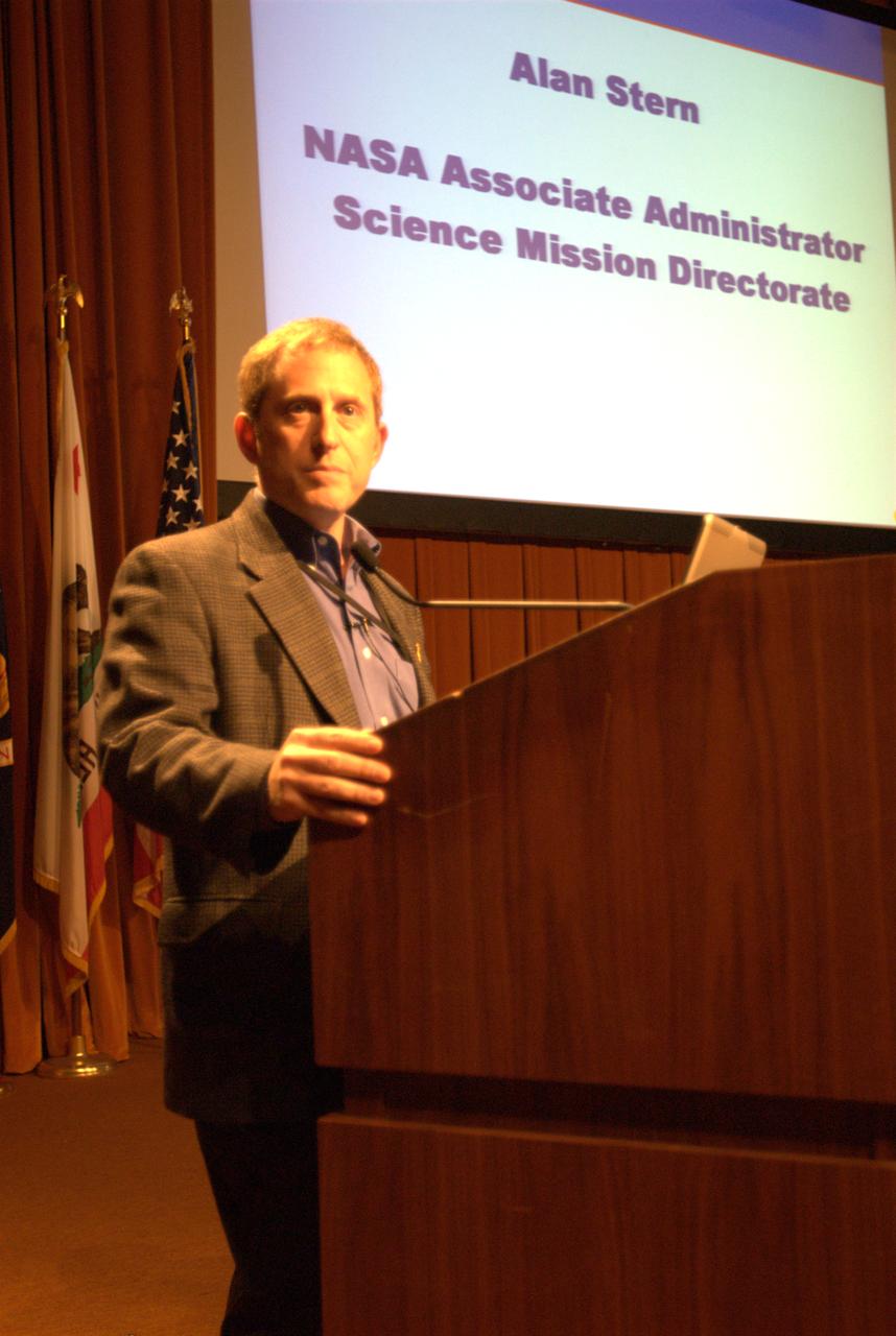 Alan Stern, Associate Administrator of the Science Mission Directorate HQ addressing Ames staff