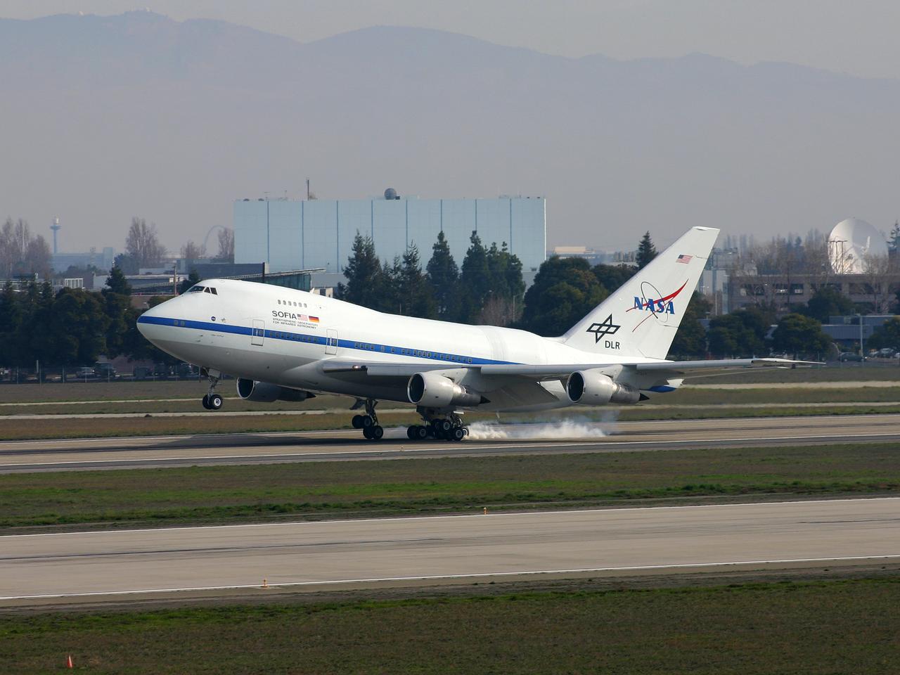 SOFIA (Stratospheric Ovservatory for Infrared Astronomy) visit to Ames Research Center, Moffett Field, CA: landing