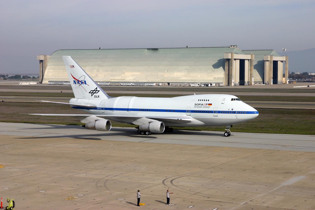SOFIA (Stratospheric Ovservatory for Infrared Astronomy) visit to Ames Research Center, Moffett Field, CA: landing