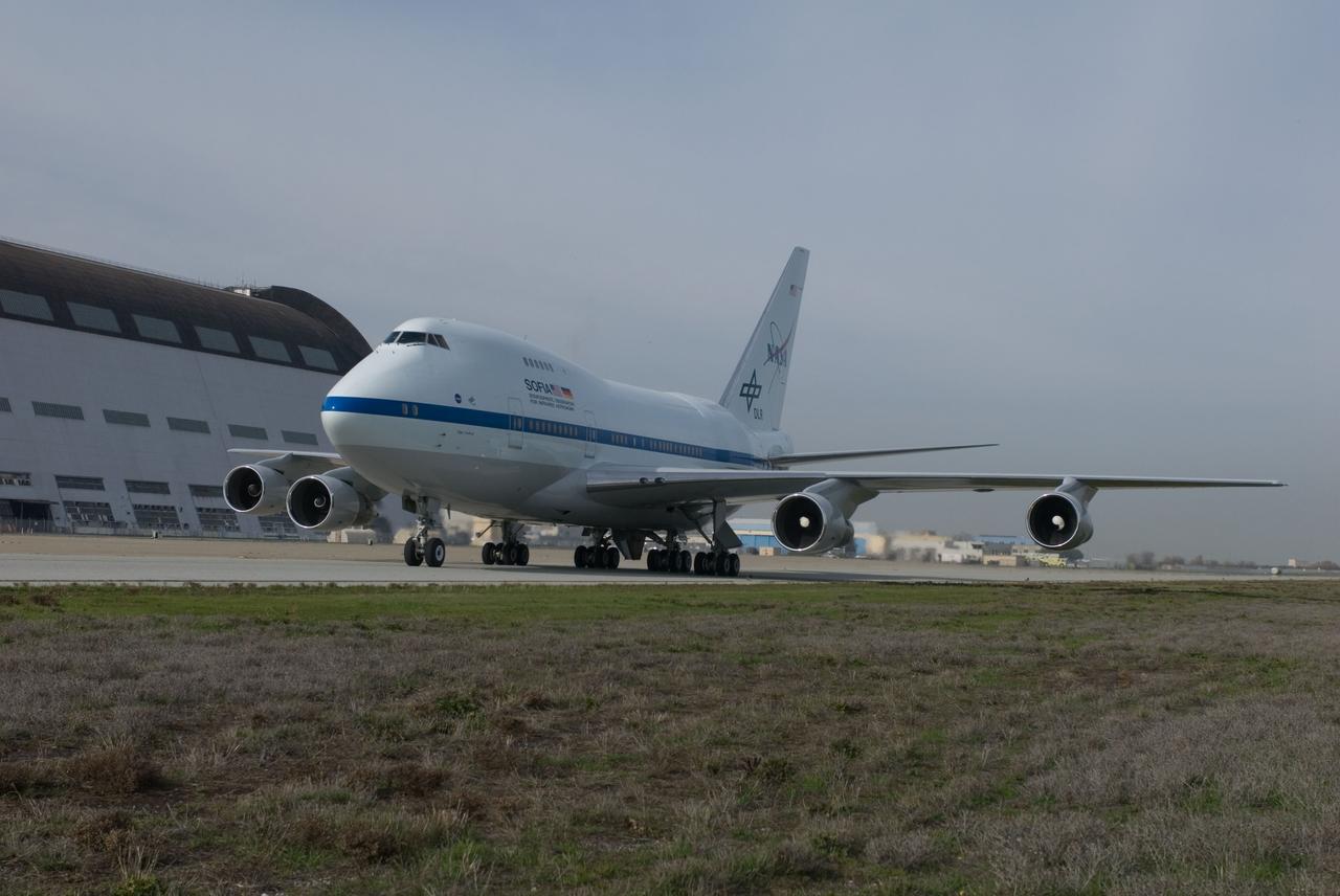 SOFIA (Stratospheric Ovservatory for Infrared Astronomy) visit to Ames Research Center, Moffett Field, CA: landing and taxi to tower