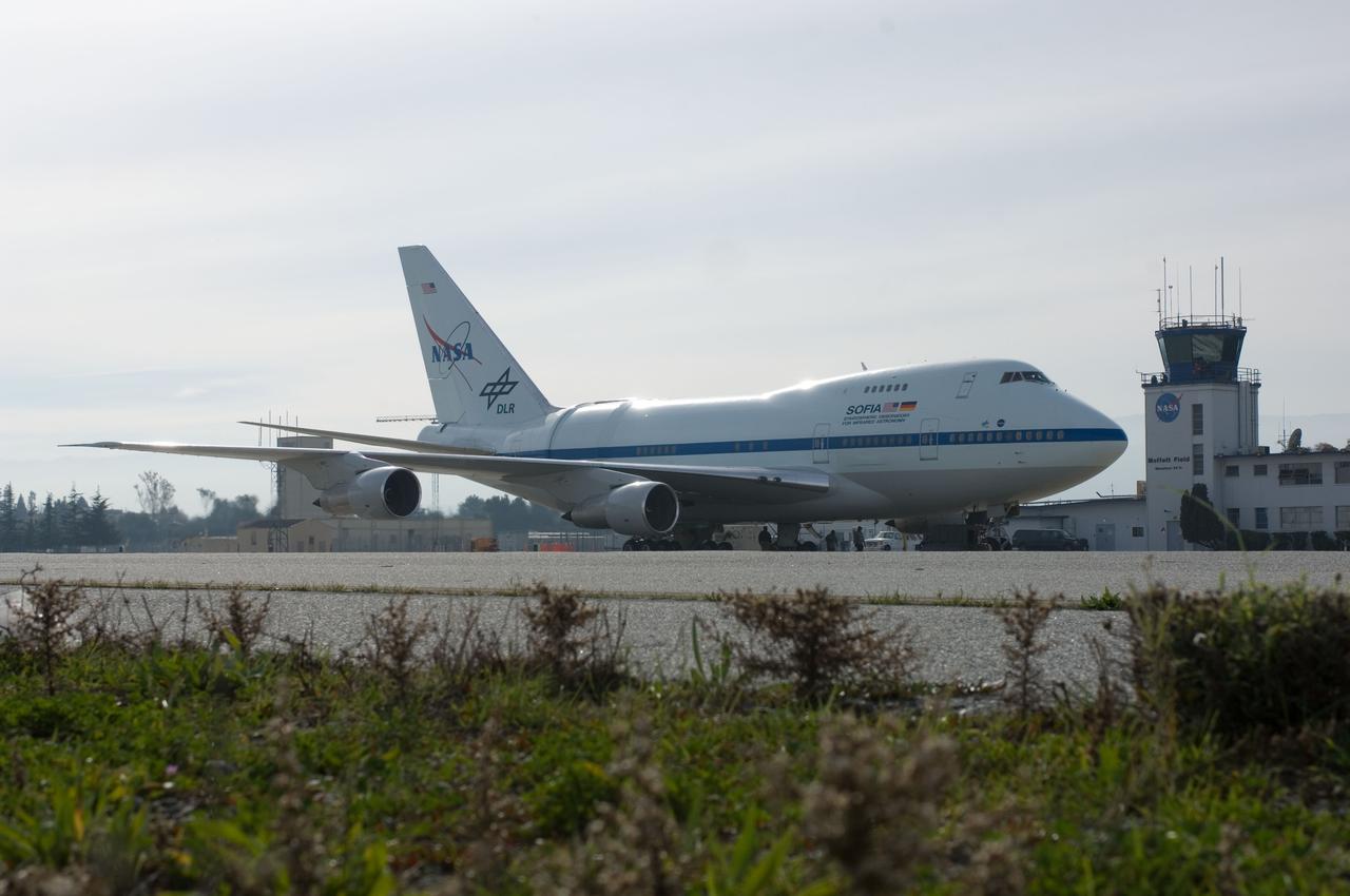 SOFIA (Stratospheric Ovservatory for Infrared Astronomy) visit to Ames Research Center, Moffett Field, CA: landing and taxi to tower