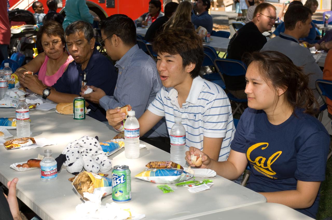 Ames Family Day Picnic in celebration of NASA's 50th Anniversary