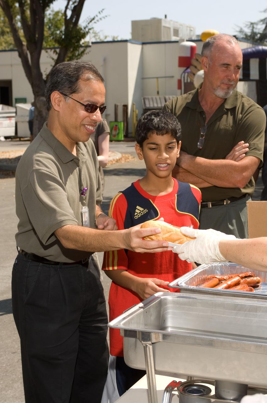 Ames Family Day Picnic in celebration of NASA's 50th Anniversary
