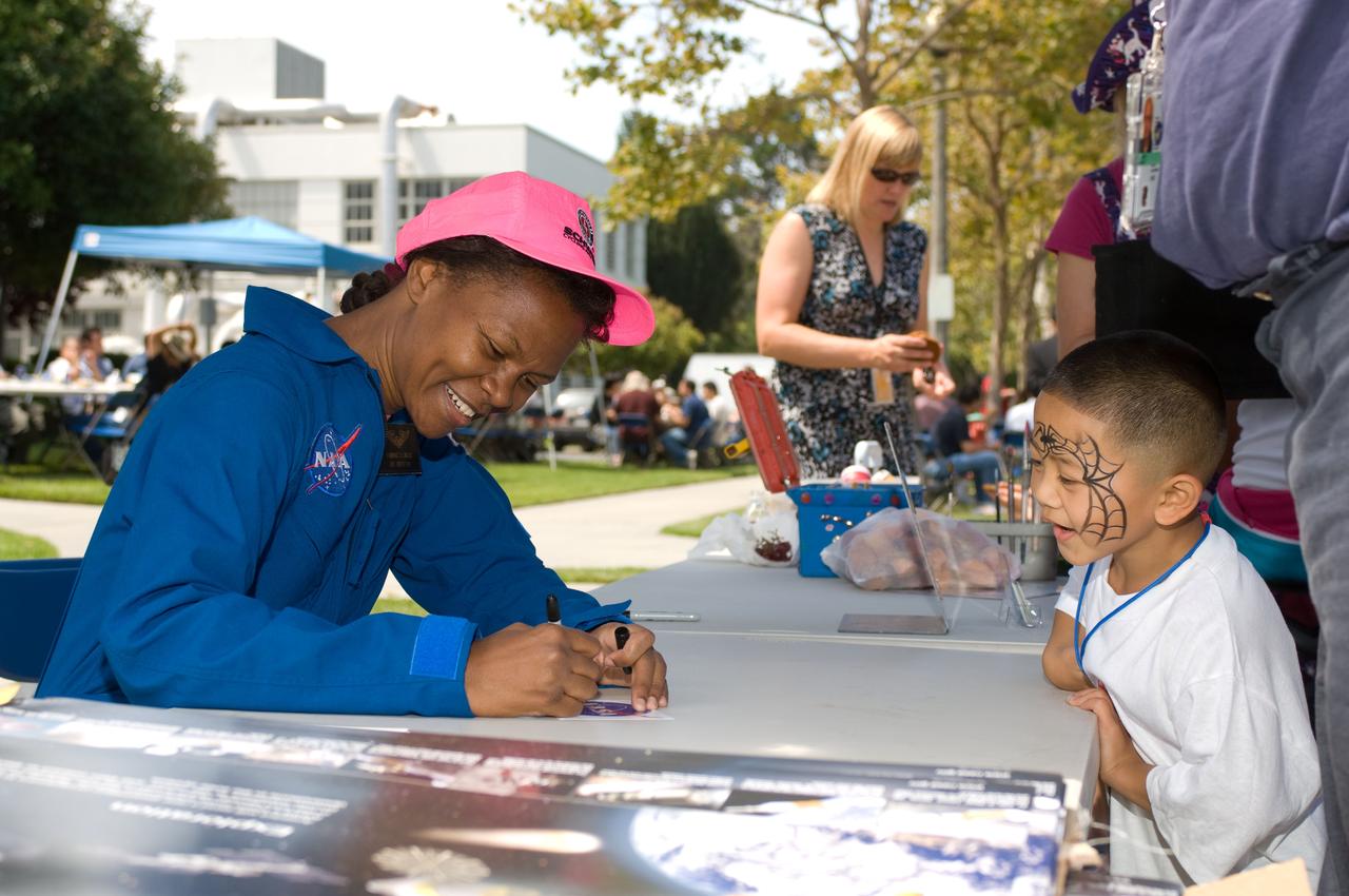 Ames Family Day Picnic in celebration of NASA's 50th Anniversary