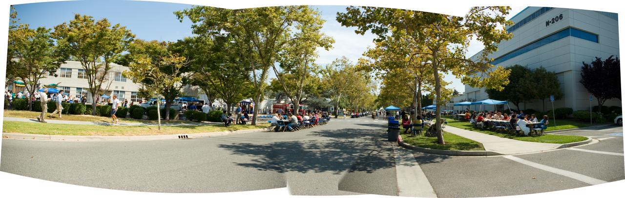 Ames Family Day Picnic in celebration of NASA's 50th Anniversary   NOTE: ACD08-0181-072 thru -080  taken by Summer Photo Intern Nick Tran.