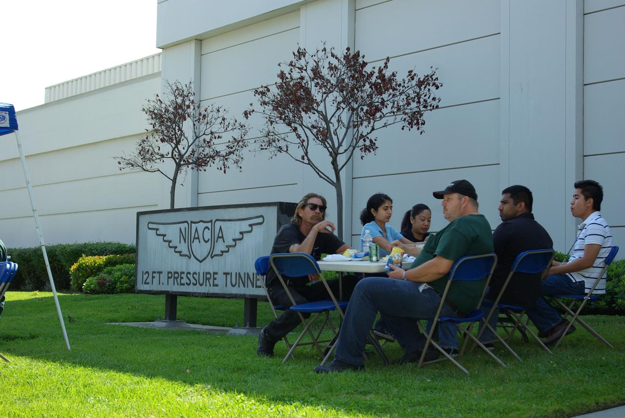 Ames Family Day Picnic in celebration of NASA's 50th Anniversary   NOTE: ACD08-0181-072 thru -080  taken by Summer Photo Intern Nick Tran.