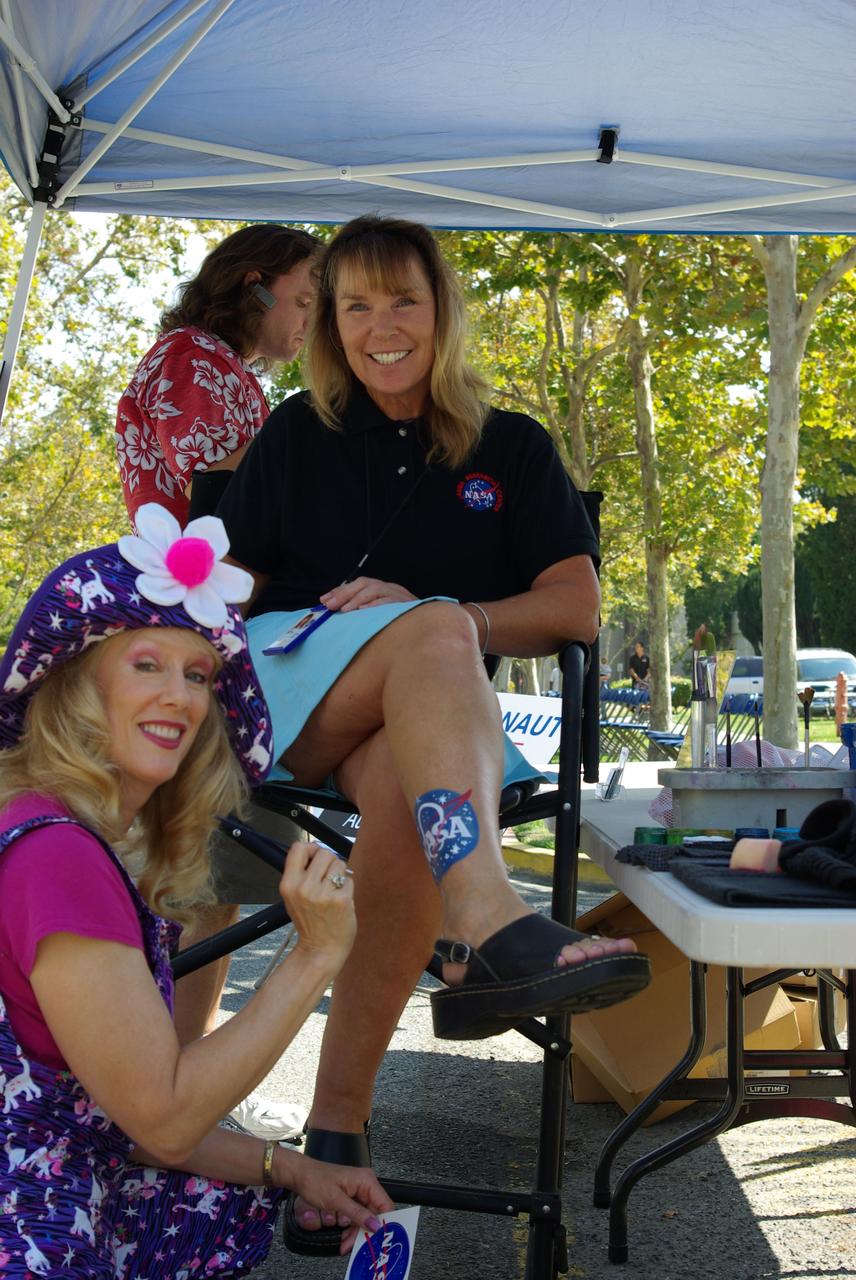Ames Family Day Picnic in celebration of NASA's 50th Anniversary   NOTE: ACD08-0181-072 thru -080  taken by Summer Photo Intern Nick Tran.