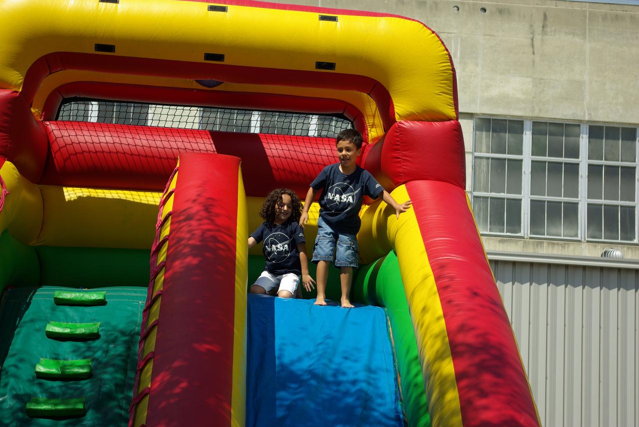 Ames Family Day Picnic in celebration of NASA's 50th Anniversary   NOTE: ACD08-0181-072 thru -080  taken by Summer Photo Intern Nick Tran.