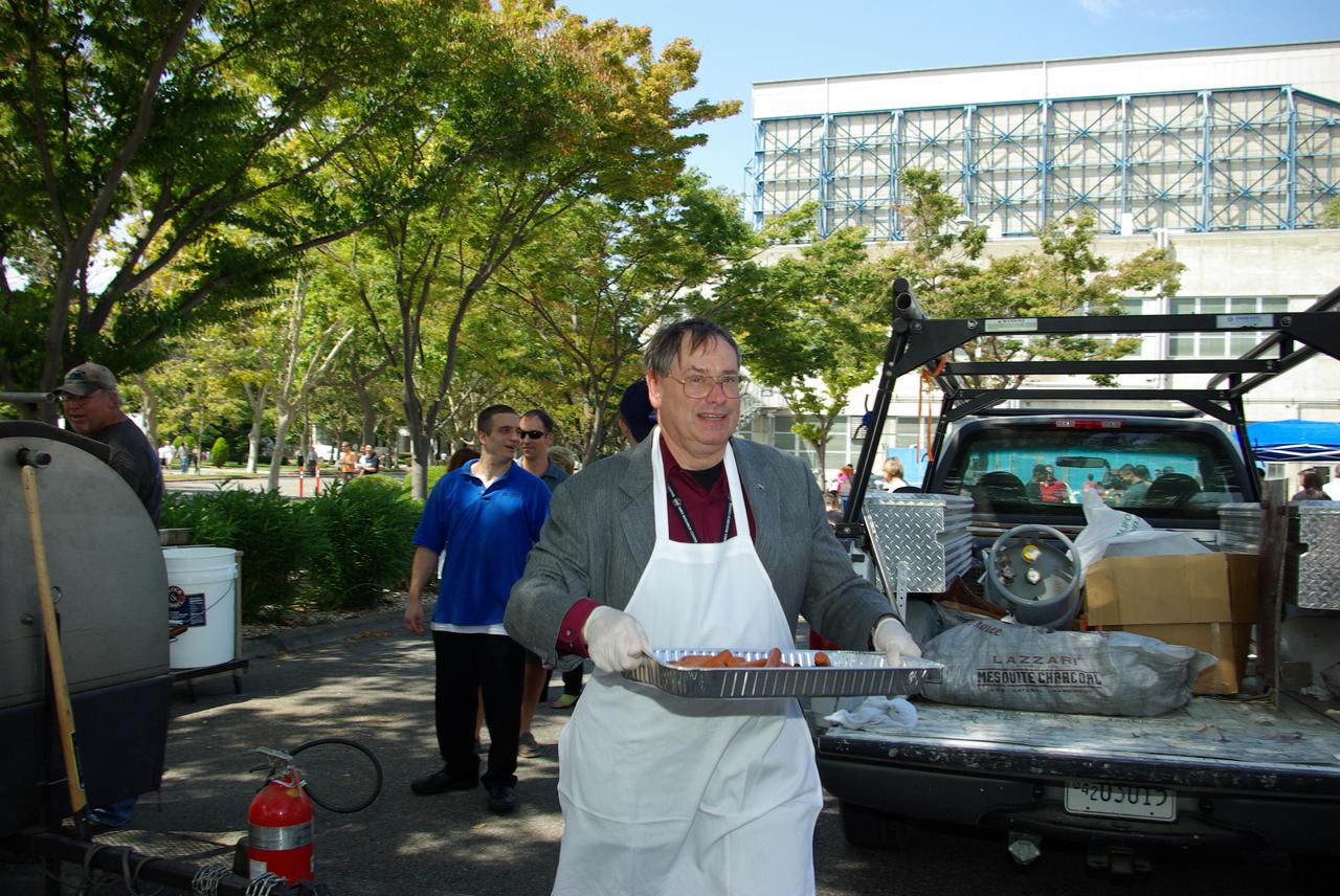 Ames Family Day Picnic in celebration of NASA's 50th Anniversary   NOTE: ACD08-0181-072 thru -080  taken by Summer Photo Intern Nick Tran.