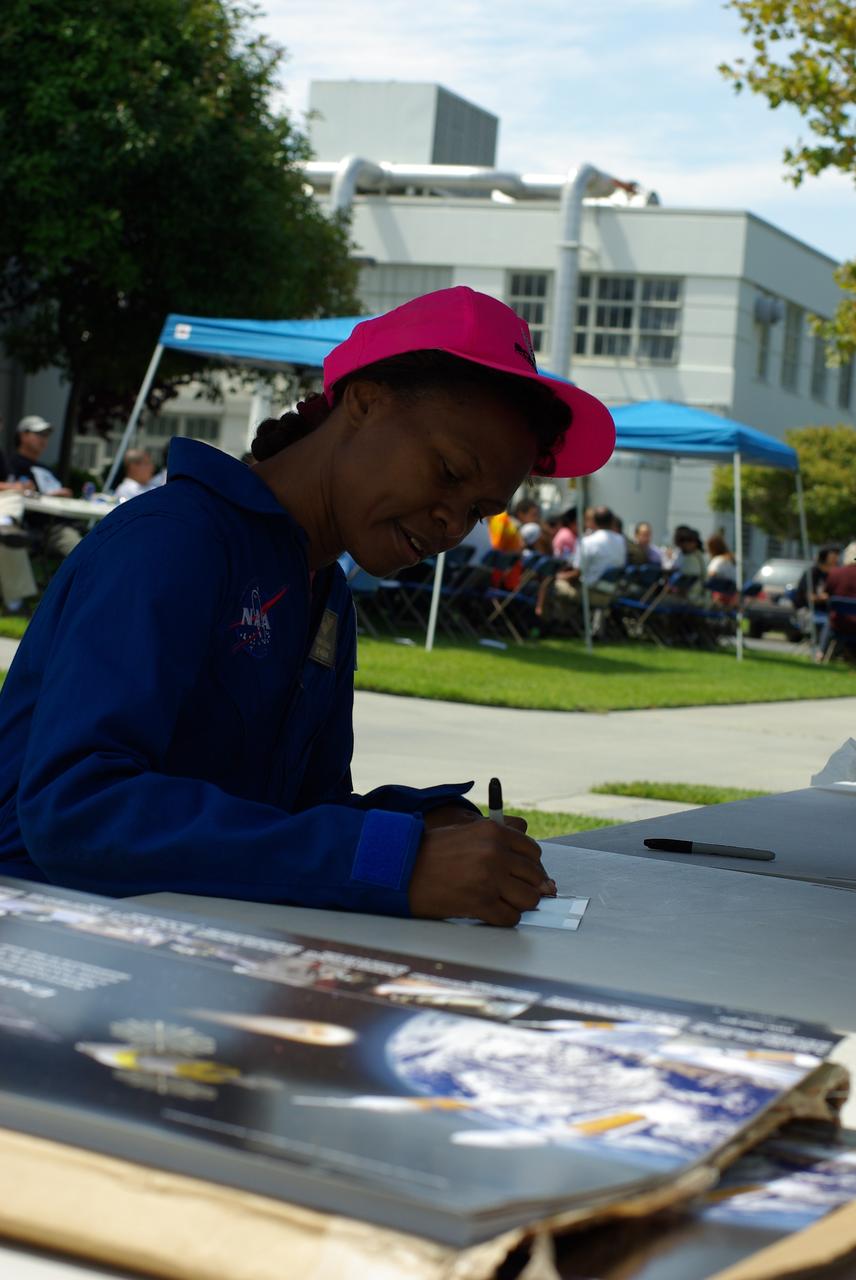Ames Family Day Picnic in celebration of NASA's 50th Anniversary   NOTE: ACD08-0181-072 thru -080  taken by Summer Photo Intern Nick Tran.