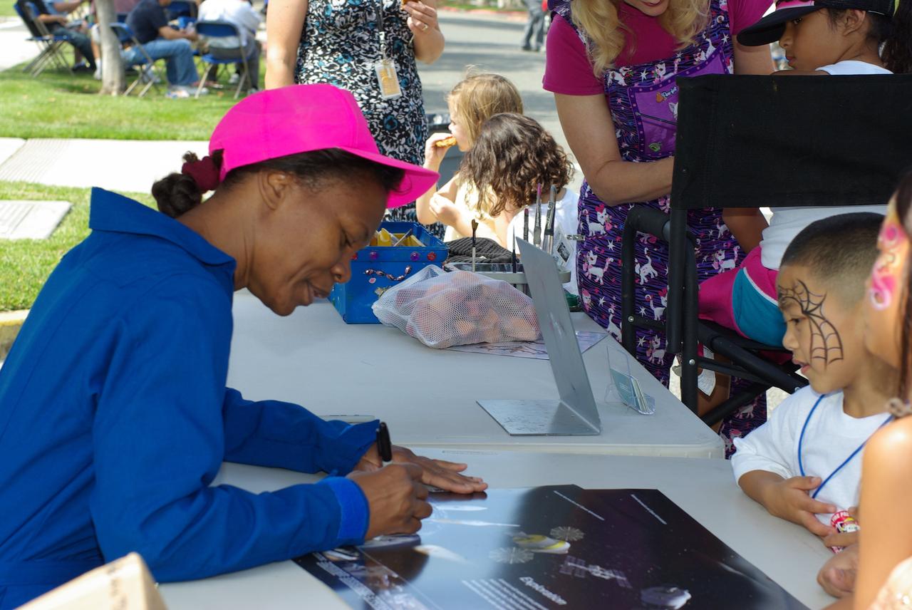 Ames Family Day Picnic in celebration of NASA's 50th Anniversary   NOTE: ACD08-0181-072 thru -080  taken by Summer Photo Intern Nick Tran.