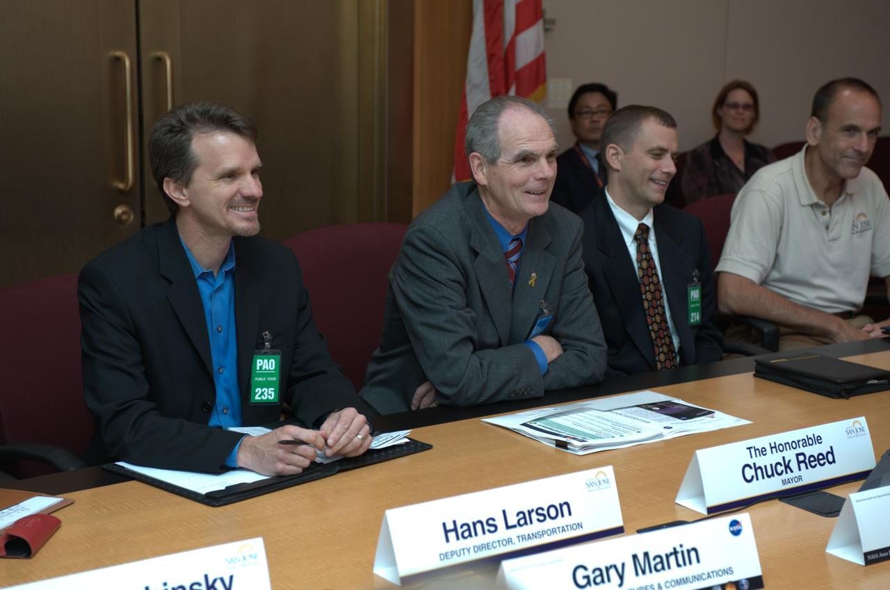 San Jose Mayor Chuck Reed recently met with Ames Center Director S. Pete Worden and also took a quick tour of the Osmotic Lab and hyperwall-2 at Ames.