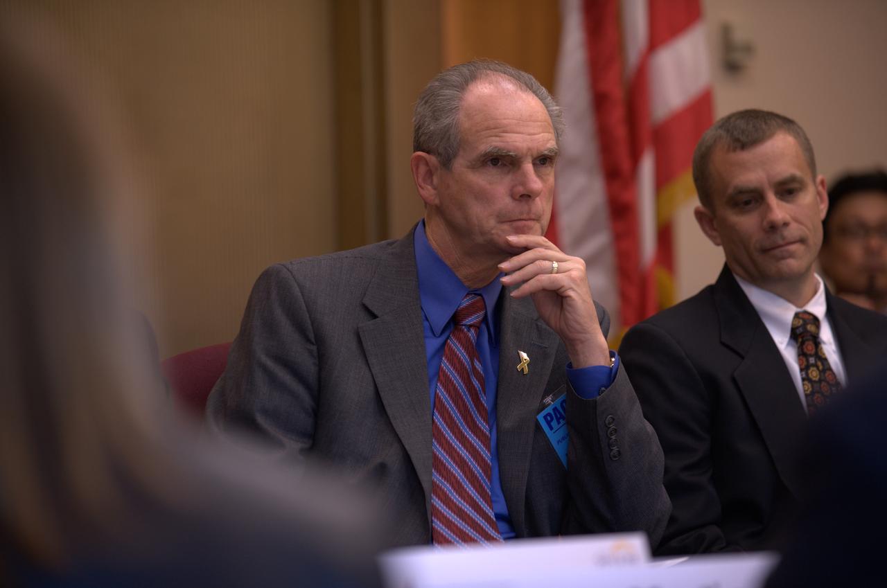 San Jose Mayor Chuck Reed recently met with Ames Center Director S. Pete Worden and also took a quick tour of the Osmotic Lab and hyperwall-2 at Ames.