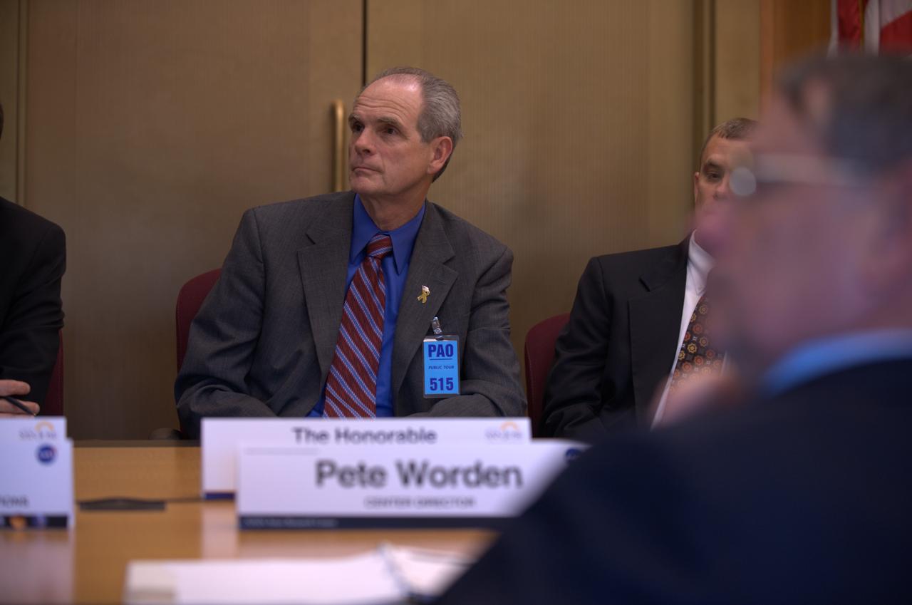 San Jose Mayor Chuck Reed recently met with Ames Center Director S. Pete Worden and also took a quick tour of the Osmotic Lab and hyperwall-2 at Ames.