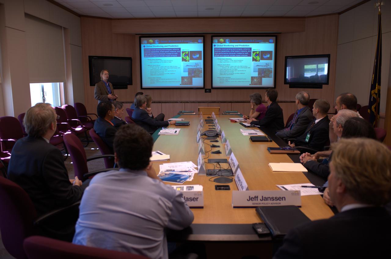 San Jose Mayor Chuck Reed recently met with Ames Center Director S. Pete Worden and also took a quick tour of the Osmotic Lab and hyperwall-2 at Ames.