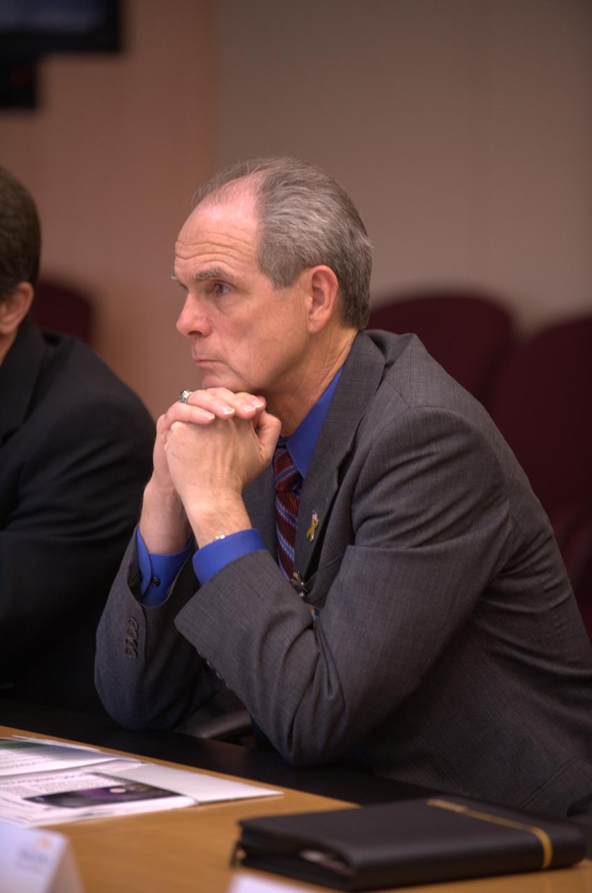 San Jose Mayor Chuck Reed recently met with Ames Center Director S. Pete Worden and also took a quick tour of the Osmotic Lab and hyperwall-2 at Ames.