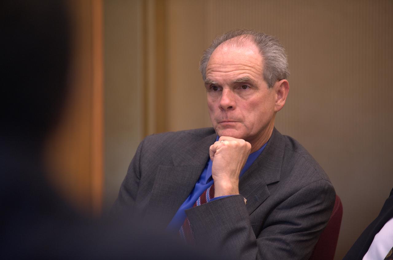 San Jose Mayor Chuck Reed recently met with Ames Center Director S. Pete Worden and also took a quick tour of the Osmotic Lab and hyperwall-2 at Ames.