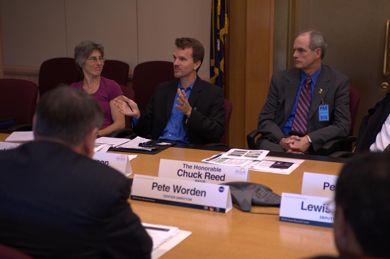 San Jose Mayor Chuck Reed recently met with Ames Center Director S. Pete Worden and also took a quick tour of the Osmotic Lab and hyperwall-2 at Ames.