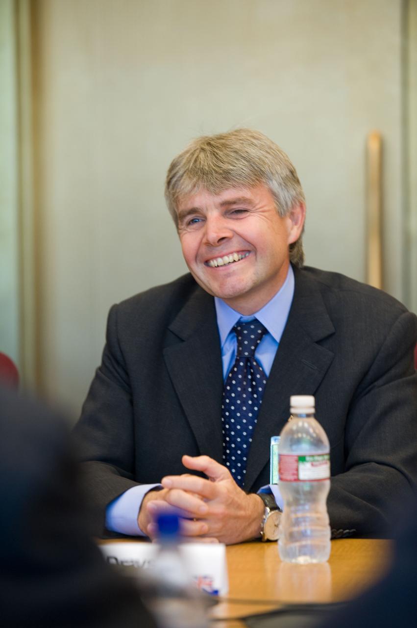 Lord Drayson, Minister of State for Science, United Kingdom visits Ames Research Center, Moffett Field, Calif.