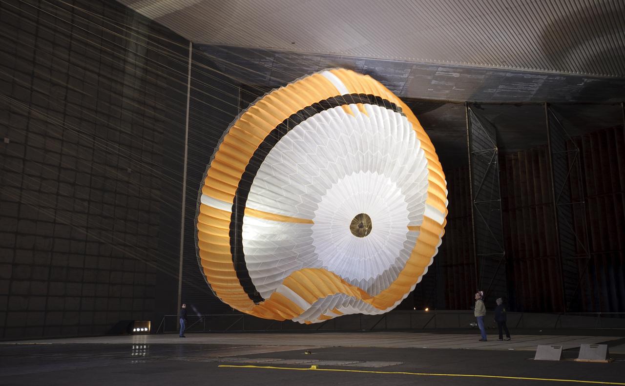 Mars Science Laboratory (MSL) parachuste test in the Ames 80x120ft Subsonic Wind Tunnel (TR #22 - Phase 6)
