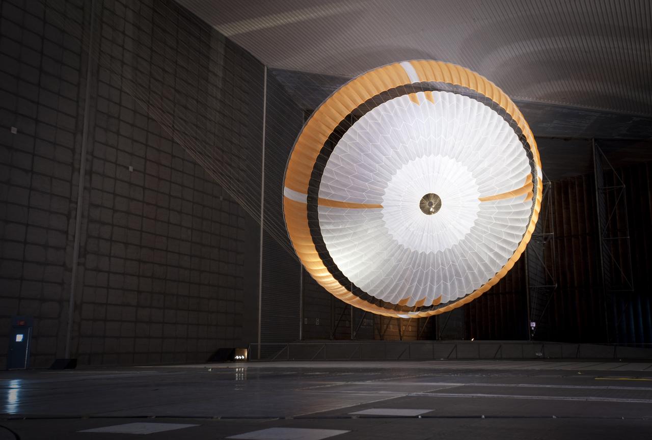 Mars Science Laboratory (MSL) parachuste test in the Ames 80x120ft Subsonic Wind Tunnel (TR #22 - Phase 6)