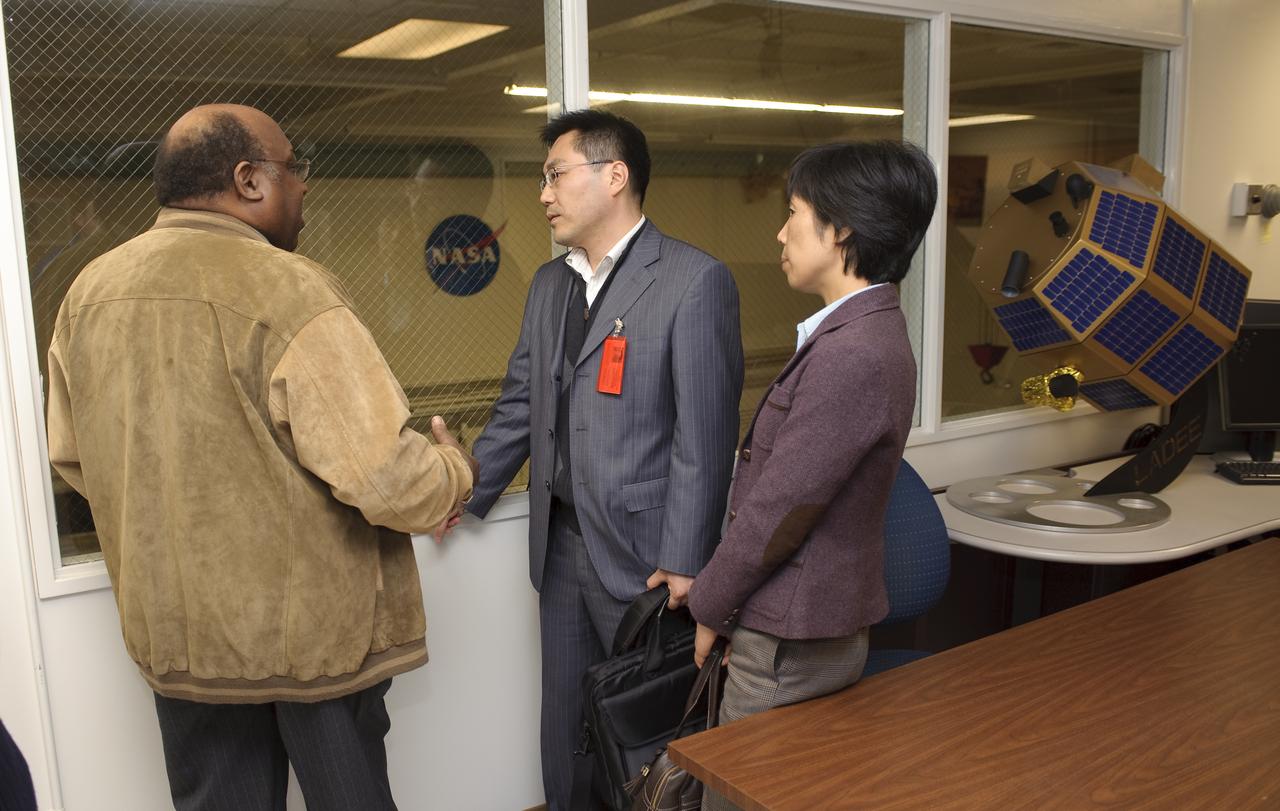 Korean High Level Delegation Visit Ames Certer Director and various Senior staff: John Hines, Ames Center Chief Technologist (middel left) explains operations at the LADEE lab to Soon-Duk Bae, Deputy Director, Big Science Policy Division, Ministry of Educaiton, Science Technology, Young-Mok Hyun, Deputy Director, Space Development Division, Ministry of Educaiton, Science Technology, Seorium Lee, Senior Researcher, International Relations Korea Aerospace Research Institute.
