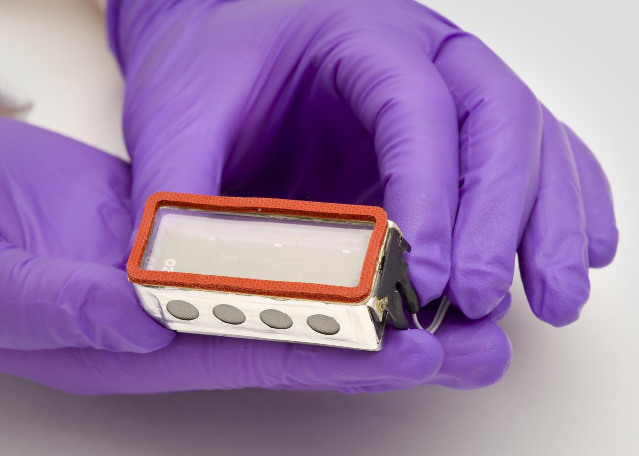 TROPI-2; Preparation of experiment containers in EMCS (European Modular Cultivation System) Lab, N-236