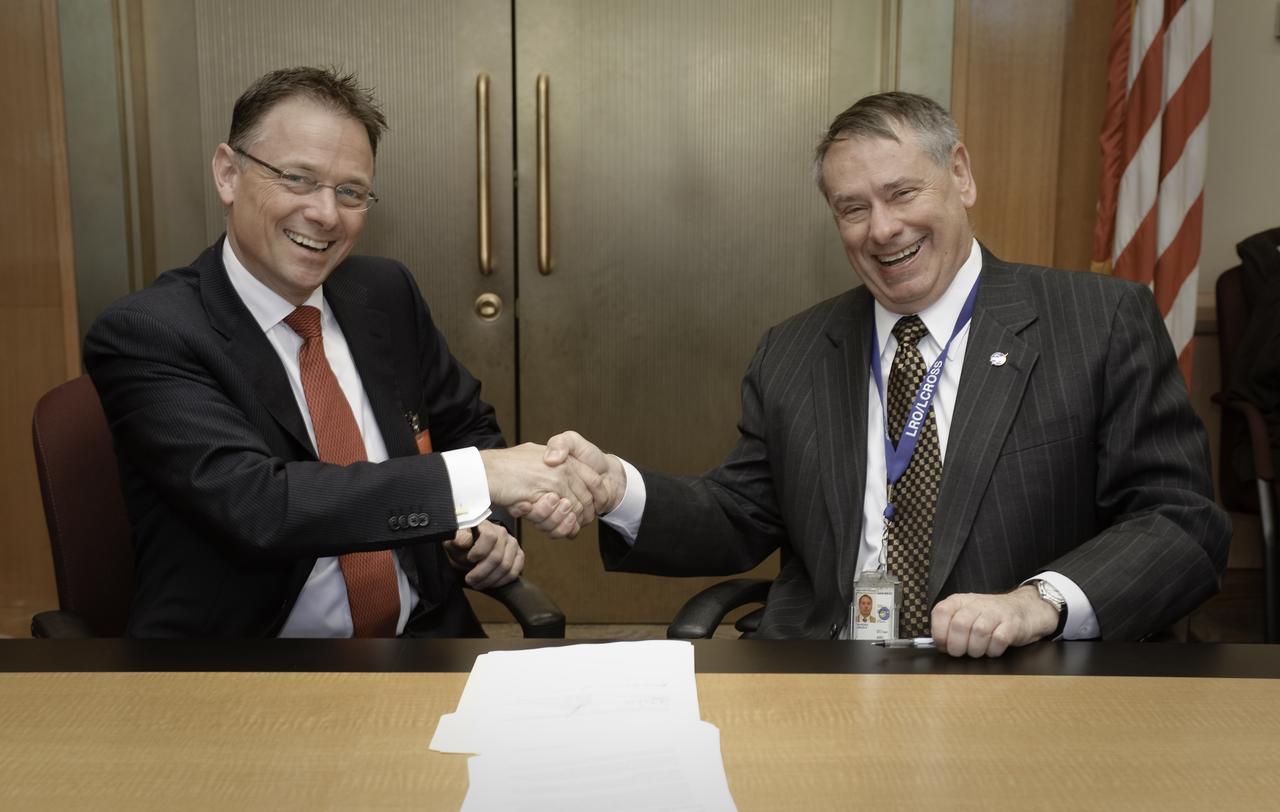 Netherlands Memorandum of Record (MOR) agreement signing the NASA Ames Research Center, Mofffett Field, California. Signing the MOR are on left  Dr. Louis B.J.Vertegaal, Director of Physical Sciences, Chemistry, and Advanced Chemical Technologies for Sustainability, of the Netherlands Organisation for Scientific Research (NWO) and on right Dr. S. Pete Worden, Director NASA Ames Research Center