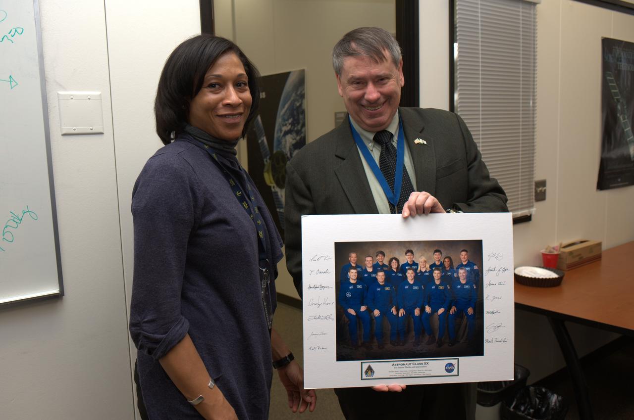 The 14 member 2009 class of NASA astronauts, Japan Aerospace Explortion Agency (JAXA) astronauts and Canadian Space Agency astronauts visit  Ames Research Center. Astronaut candidate Jeanette Epps presents photo to Pete Worden, Ames Center Director.