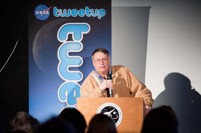 NASA Ames Tweetup and tour of center by invitation of the NASA Ames Public Affairs Office. Center Director Pete Worden chats with tweeters during the morning overview  sessions at the visitor's center.