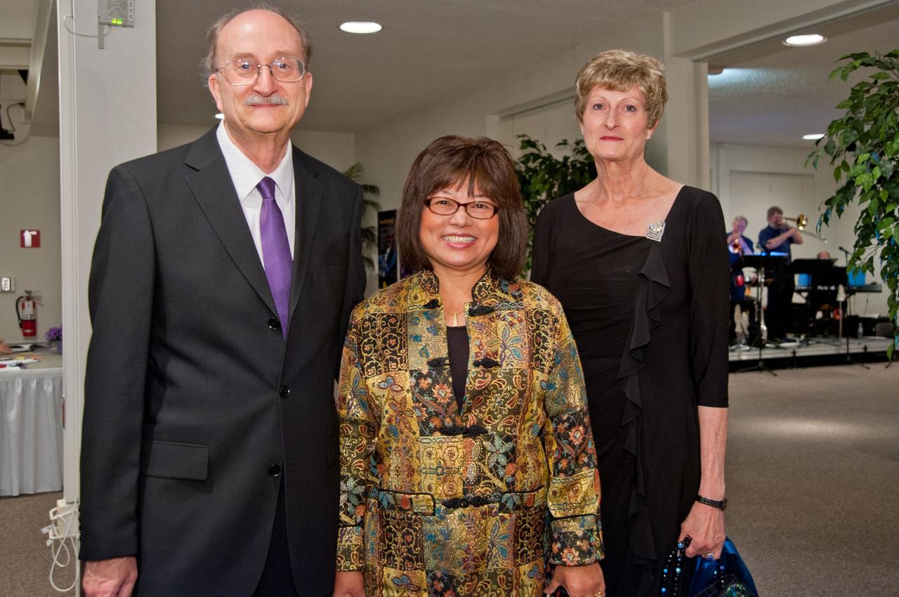 Ames 2012 Fellows Awards Dinner Honoring inductees Dr. Wayne R. Johnson and family