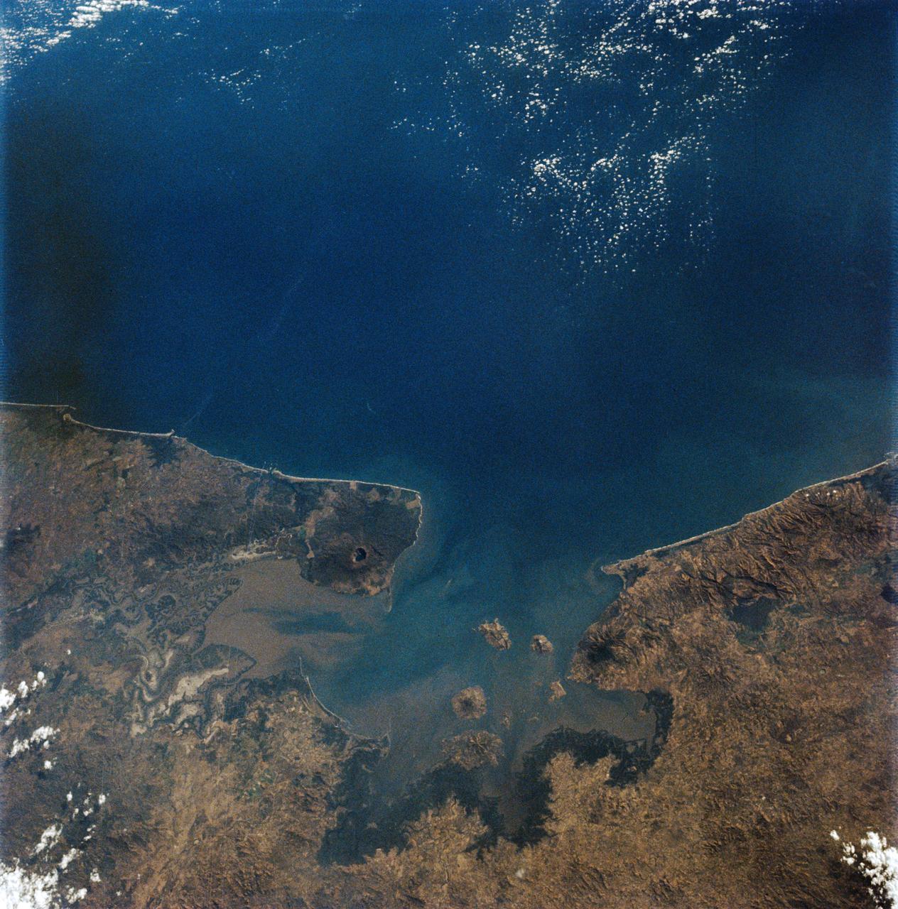 AS09-19-3019 (3-13 March 1969) --- Gulf of Fonseca, on the Pacific coast of Central America, as photographed from the Apollo 9 spacecraft during its Earth-orbital mission. The gulf is shared by the nations of El Salvador, Honduras, and Nicaragua. The prominent volcano on the peninsula in Nicaragua is Volcan Cosiguina.