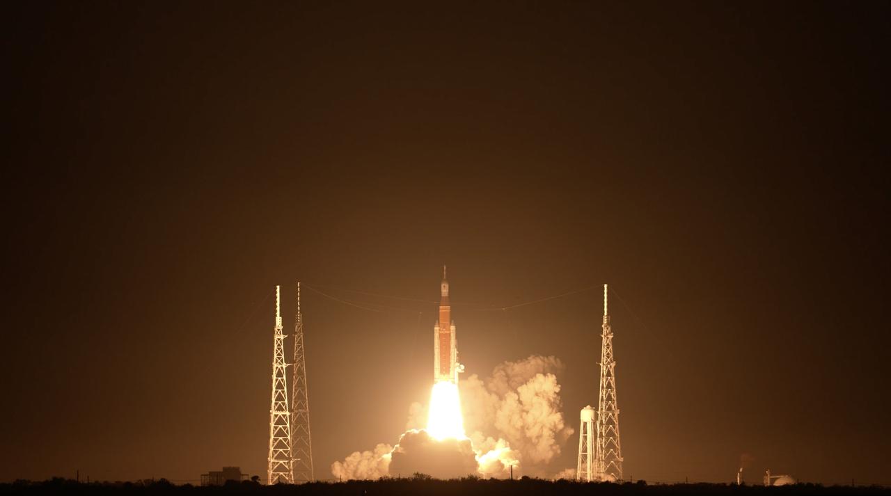 NASA’s Space Launch System (SLS) rocket with the Orion spacecraft atop launches the agency’s Artemis I flight test, Wednesday, Nov. 16 from Launch Complex 39B at NASA’s Kennedy Space Center in Florida. The Moon rocket and spacecraft lifted off at 1:47 a.m. ET. The Artemis I mission is the first integrated test of the agency’s deep space exploration systems: the Space Launch System rocket, Orion spacecraft, and supporting ground systems. The mission is the first in a series of increasingly complex missions to the Moon. With Artemis missions, NASA will land the first woman and first person of color on the Moon, using innovative technologies to explore more of the lunar surface than ever before.